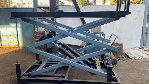 Hydraulic scissors lift 12 ft , height, payload 1000 kg