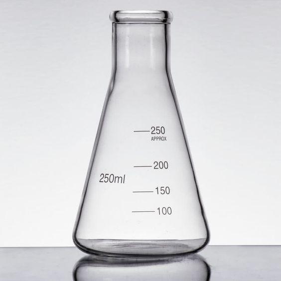 A conical flask is usually made of borosilicate glass, which can withstand high temperatures and chemical reactions. The wide base provides stability on laboratory tables, while the narrow neck helps to reduce spillage and allows easy swirling of liquids without splashing. Conical flasks often have graduation marks to indicate approximate volume.These flasks are commonly used in titration experiments, solution preparation, heating chemicals, and culturing microorganisms. The narrow neck can also be closed with a rubber stopper or cork if required.