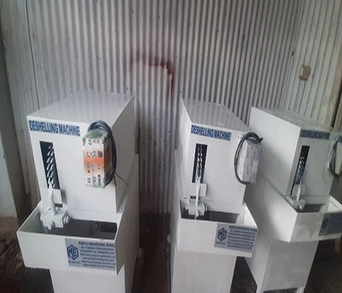 The Mariya Coconut Single Head Deshelling Machine is a high-performance machine designed to efficiently remove coconut shells with minimal effort. It ensures quick and clean deshelling while protecting the coconut kernel from damage. The machine is built with a strong and durable structure, making it suitable for continuous industrial use. It offers easy operation and user-friendly handling, reducing the need for manual labor. The compact design allows installation even in limited spaces. This machine improves productivity and ensures consistent performance in coconut processing units. With its high quality, reliability, and budget-friendly price, it is an ideal solution for commercial coconut deshelling applications.