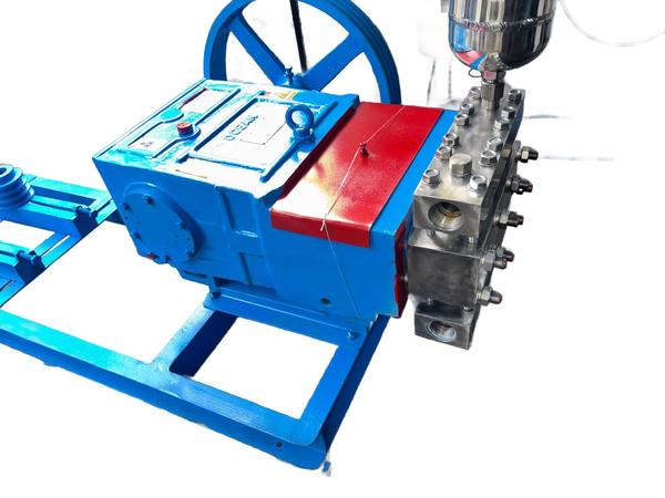 ⚙️ Working PrincipleThe pump uses a crankshaft and connecting rods to drive three plungers.Each plunger performs two strokes:Suction stroke → Fluid is drawn into the chamber.Discharge stroke → Fluid is pushed out at high pressure.Because there are three plungers operating with phase difference, the flow is:More continuousLess pulsating🧪 Use in Chemical IndustryTriplex plunger pumps are commonly used for:Chemical injection and dosingHigh-pressure transfer of corrosive fluidsFeeding reactorsReverse osmosis systemsHandling acids, solvents, and slurry (with proper materials)⭐ Key FeaturesHigh pressure capability (can exceed hundreds of bar)Accurate flow controlEfficient operationHandles viscous and aggressive chemicalsReduced vibration compared to single plunger pumps