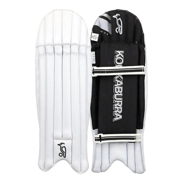 Ideal for entry level players, the Pro 3.0 Wicket Keeping Pad features Reverse Cane and Foam Styling, One Piece Internal Bolster, and Adjustable Straps for an introductory pad that ticks all the boxes.Reverse Cane and Foam StylingOne Piece Internal BolsterAdjustable Straps with Velcro ClosureDurable Top Hat