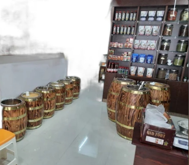Material	WoodStorage Capacity(L)	50 LUsage/Application	Wine StorageMouth Type	RoundWeight	8 kgDrum Height	17 inchCountry of Origin	Made in IndiaWe make wooden barrel bins for super market and hyper market.These food display wooden barrels use to store dryfruits,spices,candies,masala,rice,sugar,pulse, peanuts,any kind of cerals etc.This wooden barrel made by wood and food grade steel drum inside.The steel drum can be remove from wooden barrel to make steel drum clean.This supermarket wooden storage barrels are patent by Nr Concept Industries.