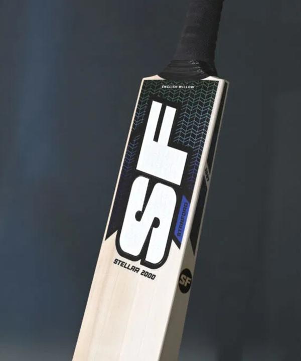 Made with the grade 4 English willowMid-blade swell for all styles players, promising a sustained sweet spot across the bladeInnovative shaping ensures outstanding pickupHand crafted from the experienced craftsmanGenerous edges with optimum performancePower packed with great pickup and balance to deliver superior power and controlComes with full length bat cover with adjustable straps