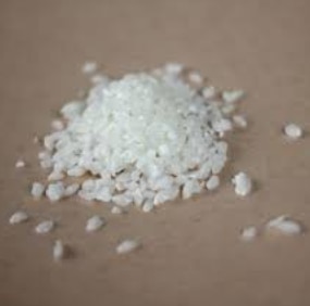 Emulsifying wax is a vital cosmetic ingredient used to bind oil and water together, creating stable, thick, and creamy lotions, creams, conditioners, and body butters. It acts as an emulsifier and stabilizer in personal care products, providing smooth, non-greasy textures while enabling moisturizing agents to stay blended.