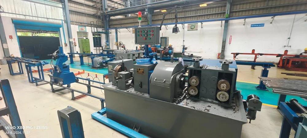 Our clients can avail from us a quality-approved range of Bar Pealing Machines. These machines are contained with a revolving main spindle driven through ‘V’ belts and shifting gears from the main motor. The cutter head in the machine is fixed to the spindle. The head of the machine is equipped with a cutting tool and rollers ensuring smooth operations. The speed of the spindle can be changed with the adjustment of gears.Cutting Material	Stainless SteelAutomation Grade	Semi-AutomaticBrand	Alankar udyogAutomatic Grade	Semi-AutomaticModel	PM-2, PM-2Capacity	25mm to 70mmOperation Mode	Semi-AutomaticCountry of Origin	Made in IndiaMotor for Feeding Gear Box	3hp/900r.p.mCoolant Pump Motor	0.37 KW. /1500 R.P.M.Control Penal	With Drive Control PenalMain Motor	20 Hp/1440 RPM