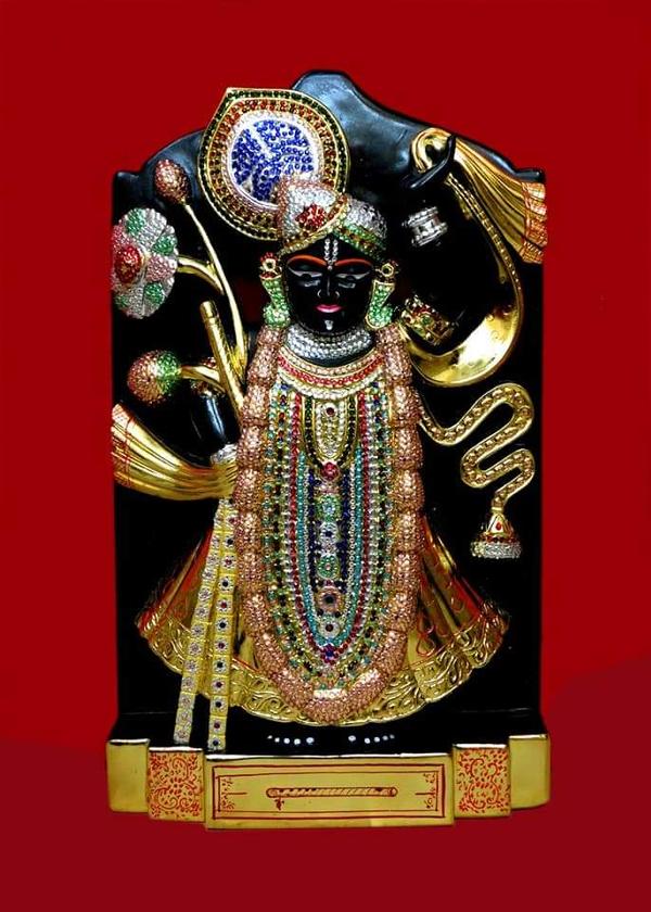 Shreenathji is a 7-year-old manifestation of Lord Krishna, depicted lifting Govardhan Hill with his left hand. As the central deity of the Pushtimarg sect, he is worshipped as a living child in the Nathdwara Temple in Rajasthan