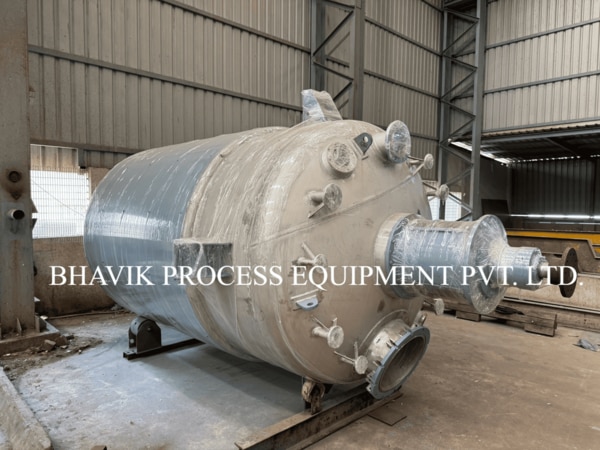 SS-316L / MS Jacketed Reactor is a specially designed industrial reaction vessel widely used in pharmaceutical, chemical, agrochemical, food, resin, and specialty process industries for carrying out mixing, blending, heating, cooling, and chemical reactions under controlled temperature and pressure conditions. SS-316L reactors are preferred for handling corrosive and hygienic products because SS-316L offers superior corrosion resistance and low carbon content, reducing the risk of contamination and pitting corrosion. The MS jacket improves heat transfer efficiency while reducing overall equipment cost.