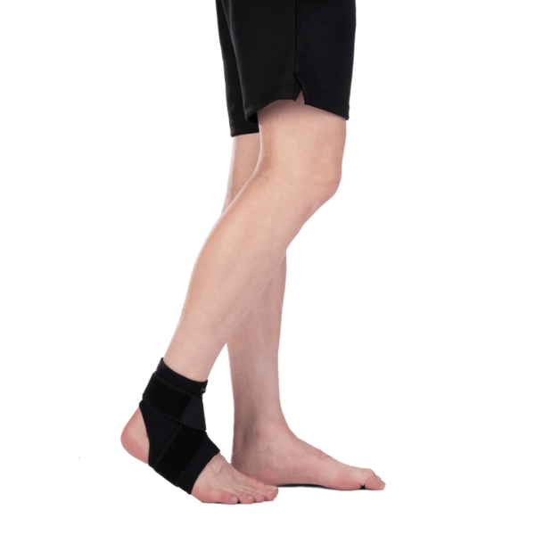 The HNDRD Active Ankle Support (Neoprene)is built to deliver essential stability and comfort across sports, training, and recovery. Crafted with flexible neoprene, it provides consistent compression to support the ankle during movement while helping manage mild strains. Designed for active use, it maintains natural mobility while offering reliable joint support. Lightweight, breathable, and easy to wear inside footwear, it’s an everyday essential for performance and recovery.Material:70% Neoprene, 30% Nylon