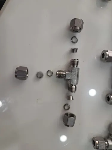 A stainless steel tee ferrule fitting is a three-way compression connector used to join, branch, or redirect metal, rigid plastic, or copper tubes. Ideal for high-pressure, high-vibration, and corrosive environments, it utilizes single or twin ferrules to create a tight, leak-proof seal without requiring welding