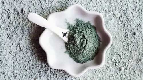 Sodium bentonite clay used in drilling fluids for viscosity and fluid loss control.CategoryOil and Drilling ChemicalsAvailabilityIn StockCommon Applications•Industrial manufacturing and processing•Chemical synthesis and formulation•Water treatment and purification•Pharmaceutical and cosmetic industries