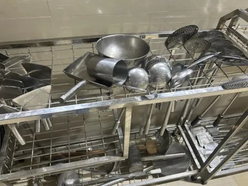 UTENSILS TROLLEY MADE OF STAINLESS STEEL FOR EASY MOVEMENT OF UTENSILS 